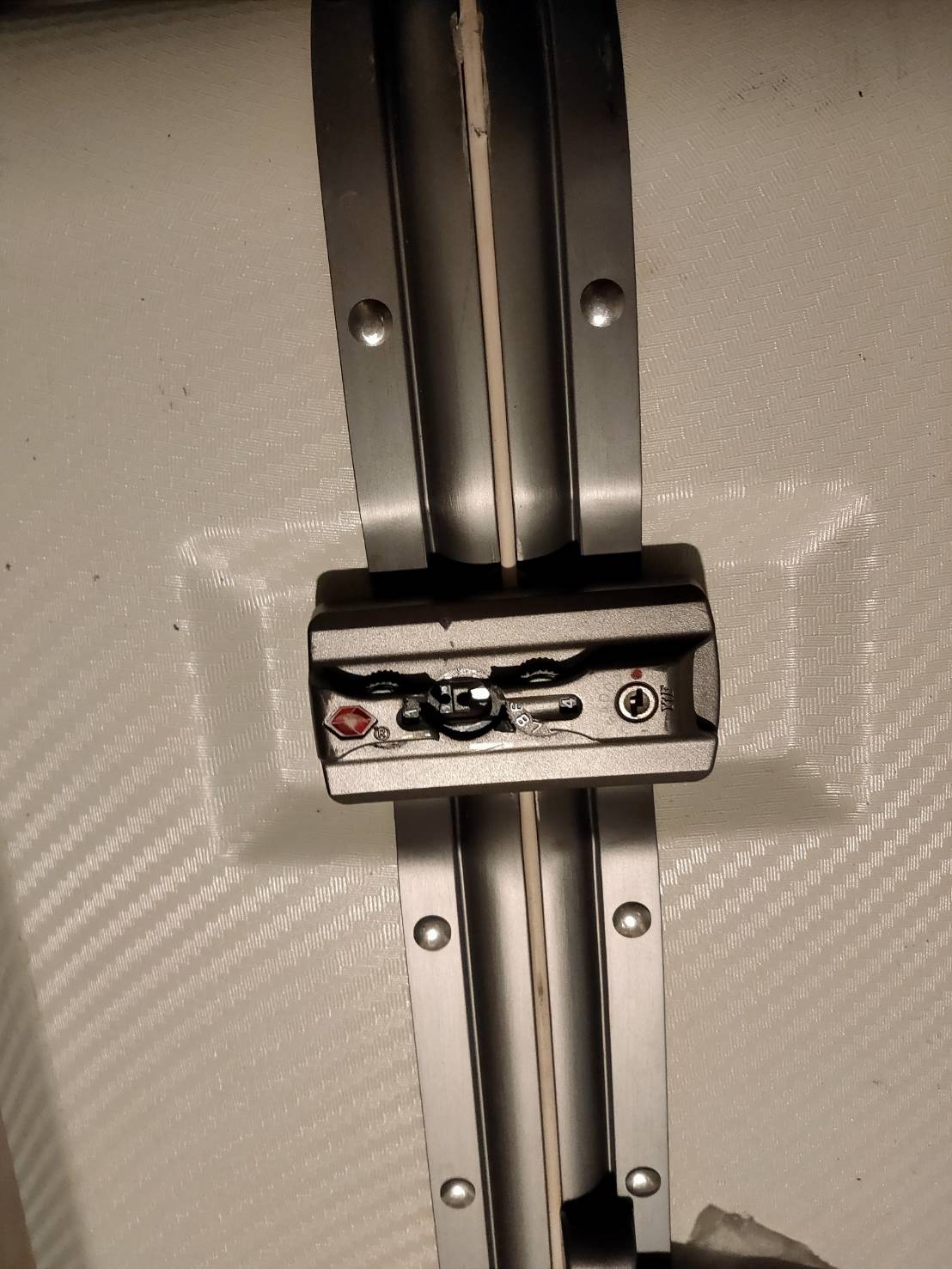 スーツケースの鍵が壊れる