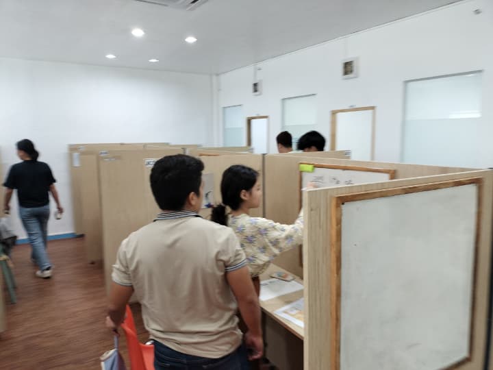 CELLAジュニアセンターの学習ブースエリア。仕切り付きの個別学習スペースで、生徒と講師がマンツーマン指導を行っている様子。進学準備に対応した落ち着いた学習環境