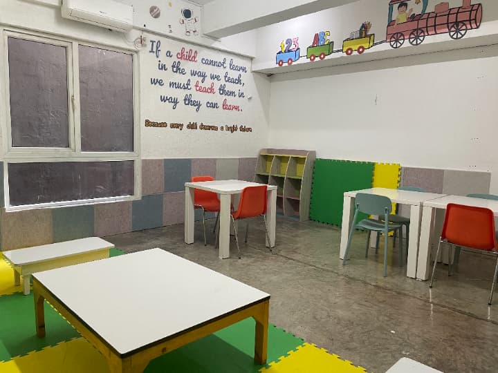 CELLAプレミアム校に設置された子ども向けプレイルーム。カラフルなテーブルとイス、壁面の教育的な装飾が特徴で、小学生前後の子どもが安心して過ごせる環境