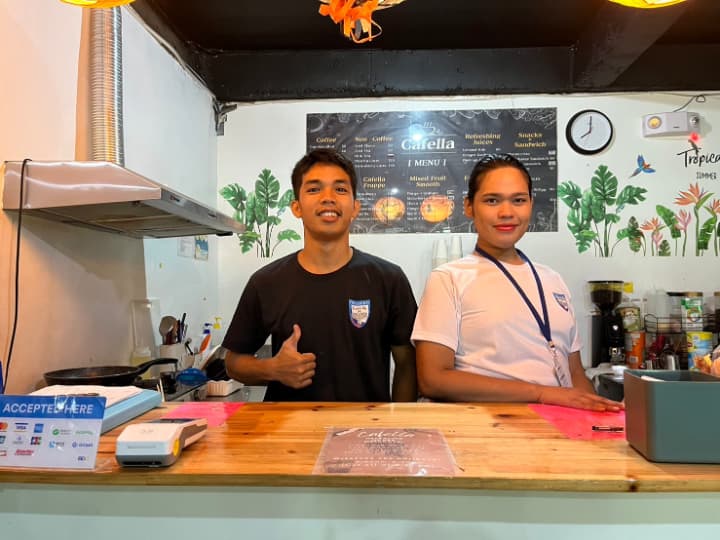 English Fella 2のカフェカウンターの様子。スタッフが笑顔で迎えてくれるアットホームな雰囲気で、コーヒーや軽食が提供されている。