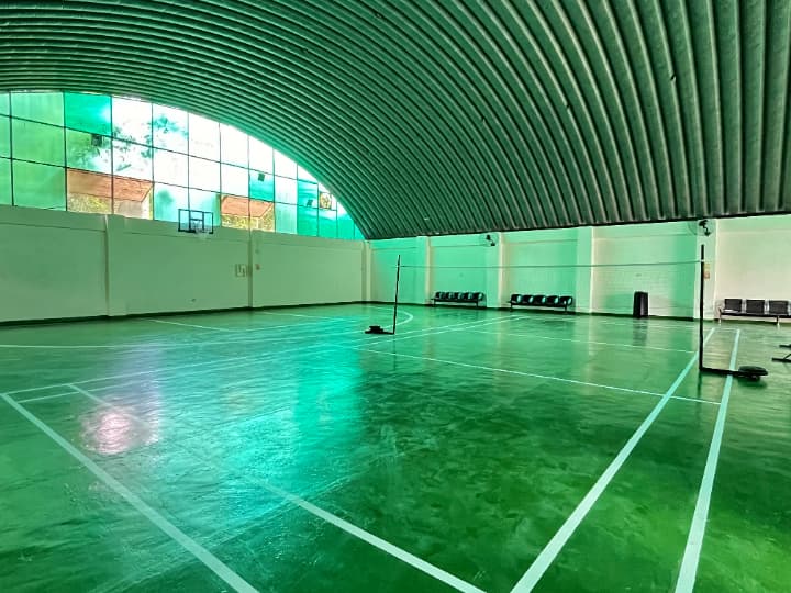 English Fella 2の屋内型体育館。バスケットボールやバドミントンができる広々としたスペースで、天候に関係なく運動が可能。