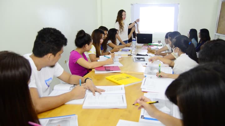 English Fella 2の講師トレーニングの様子。講師が真剣に講義を受け、指導力向上のための継続的な研修が行われている様子を写した一枚。