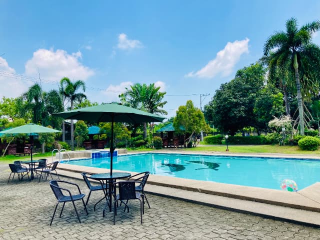 CLARK WE ACADEMYのキャンパス中央にある大人用と子ども用の屋外プールの様子