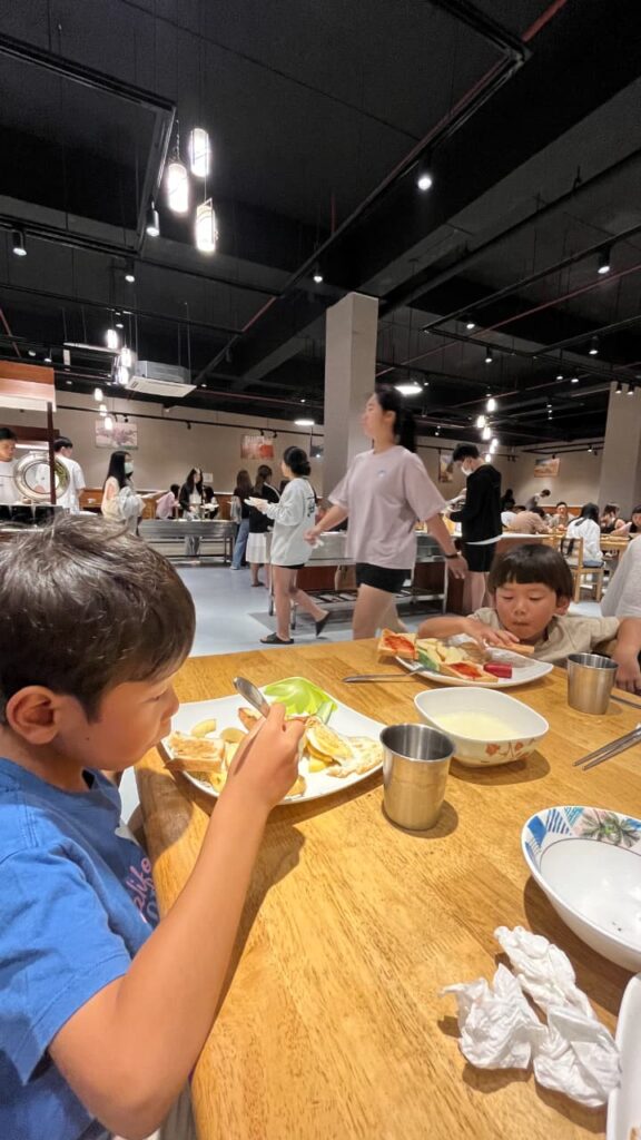 セブ島留学中の学校の食堂での朝食(バイキング)の様子