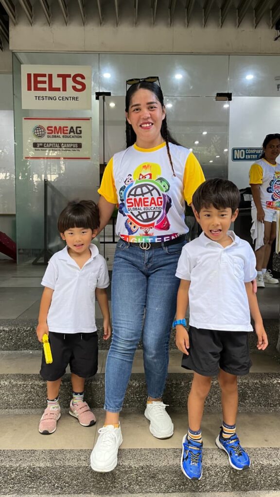 セブ島留学の学校スタッフと子どもたち(息子たち)