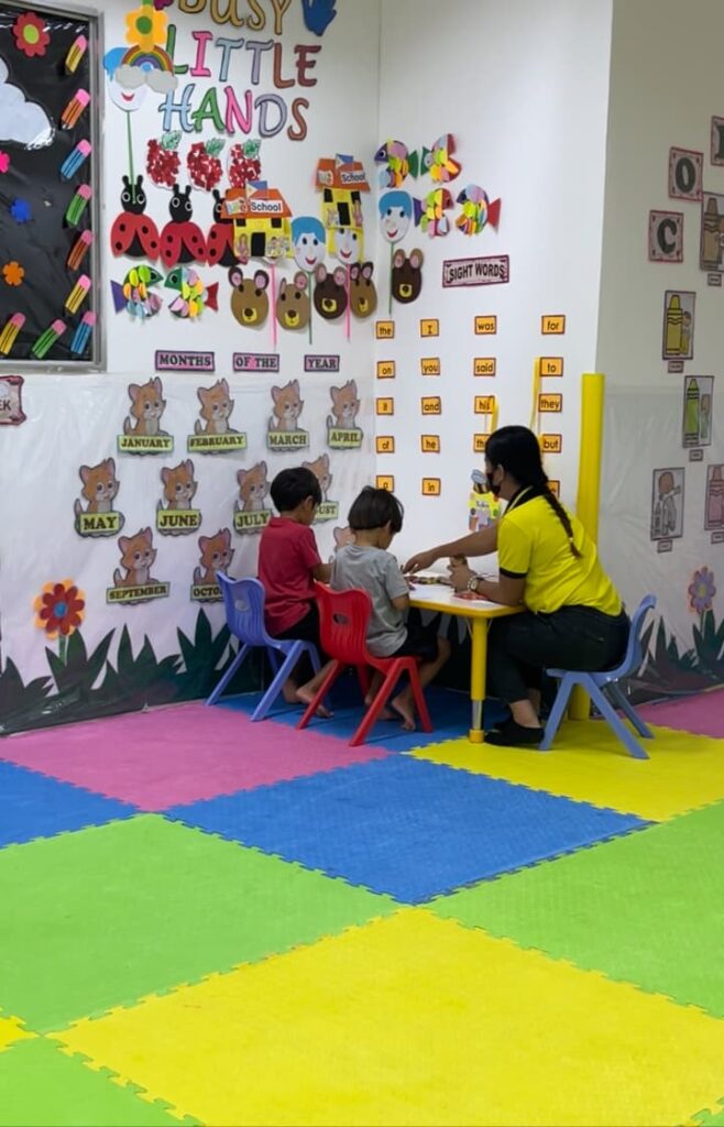 セブ島親子留学中の幼稚園での英語グループレッスン風景