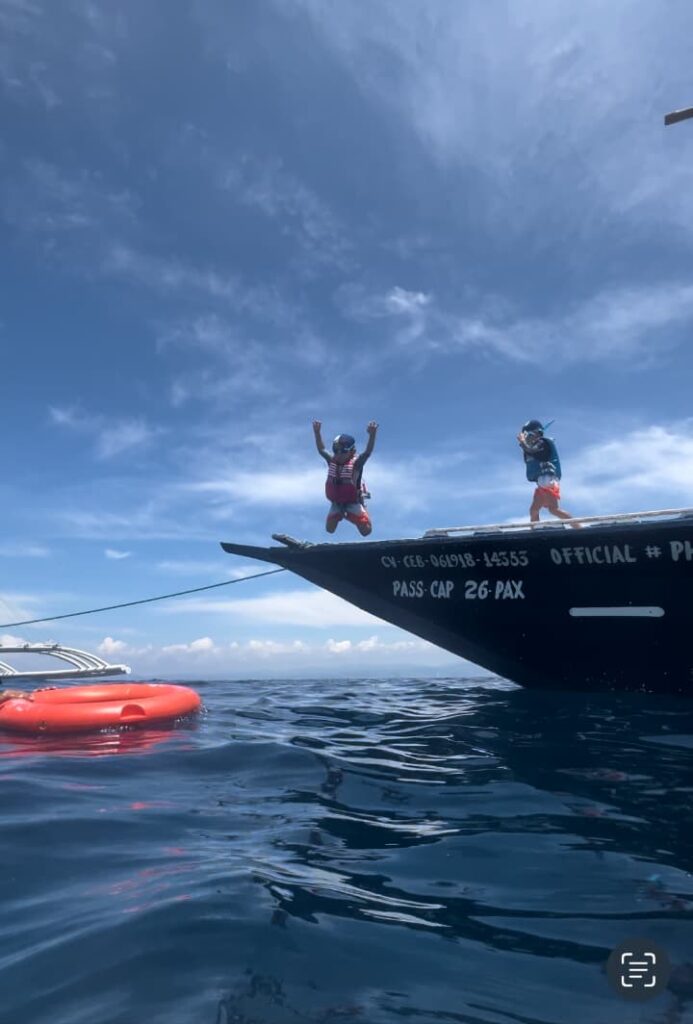 セブ島での親子留学中の海のアクティビティを楽しむ子どもたち