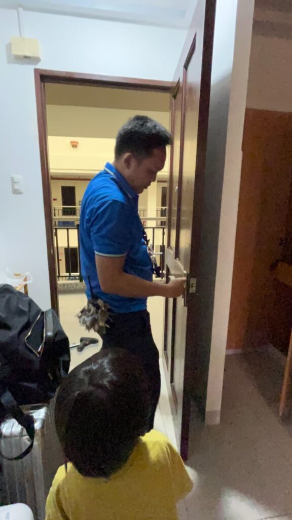 セブ島留学中の寮で、鍵の修理に対応する学校スタッフと息子