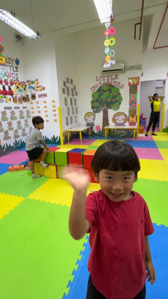 セブ島語学学校の幼稚園(キッズルーム)で遊ぶ息子