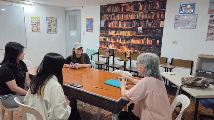 Global Standardのネイティブ講師とテーブルを囲む少人数のグループレッスン。