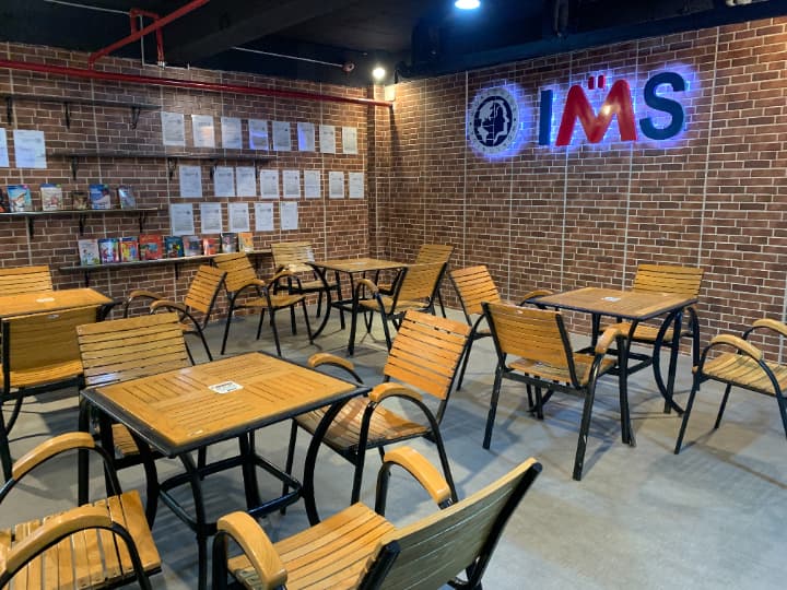 レンガ壁とネオンサインがある共有スペース