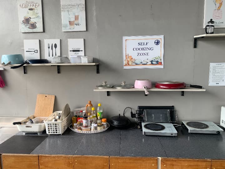 自炊可能なセルフクッキングゾーンと調理器具