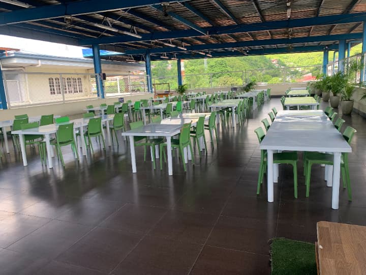 開放的で広々としたダイニングエリア(食堂)