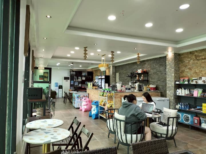 Global Standardのカフェでくつろぐ留学生