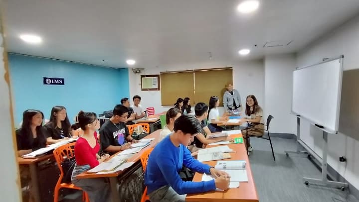 フィリピン留学学校のグループレッスン風景