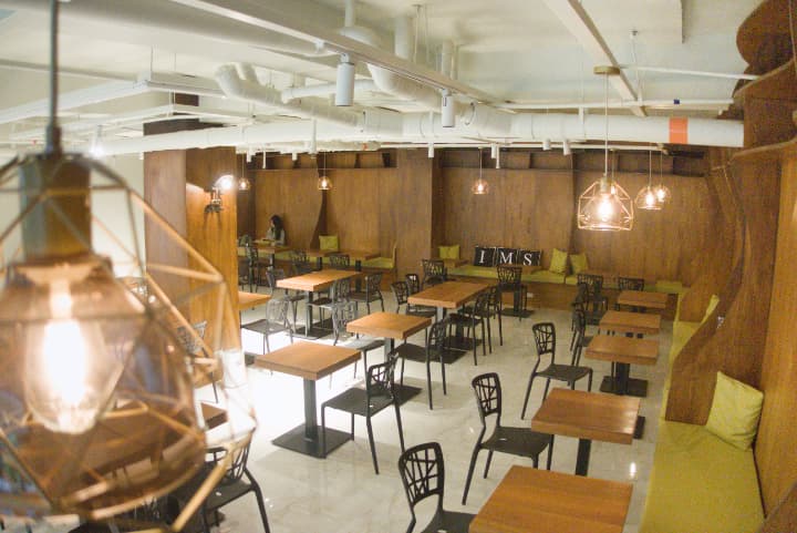 カフェのような雰囲気のおしゃれな自習室(SSR)