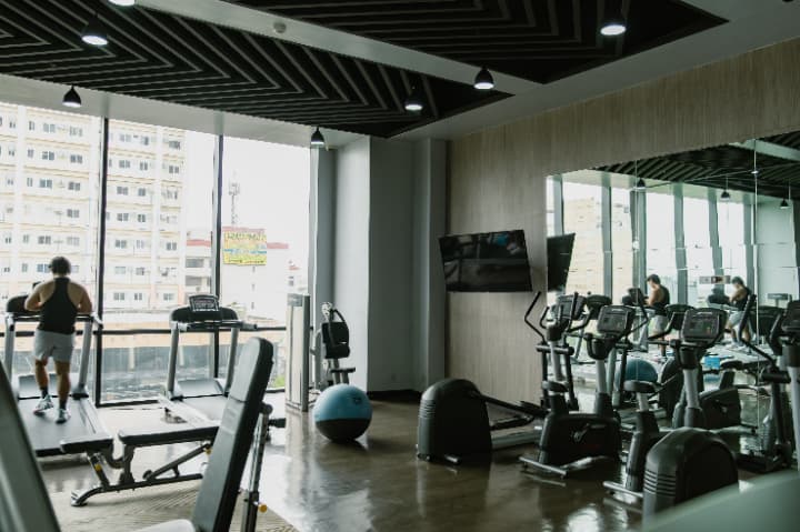 サミットホテルの施設内のジム。外の景色が見える窓があり、ランニングマシンなどのトレーニング機器が充実。
