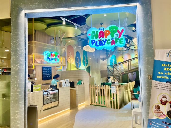 ロビンソンガレリア内の遊び場付きのカフェ「THE HAPPY PLAY CAFE」の入口。