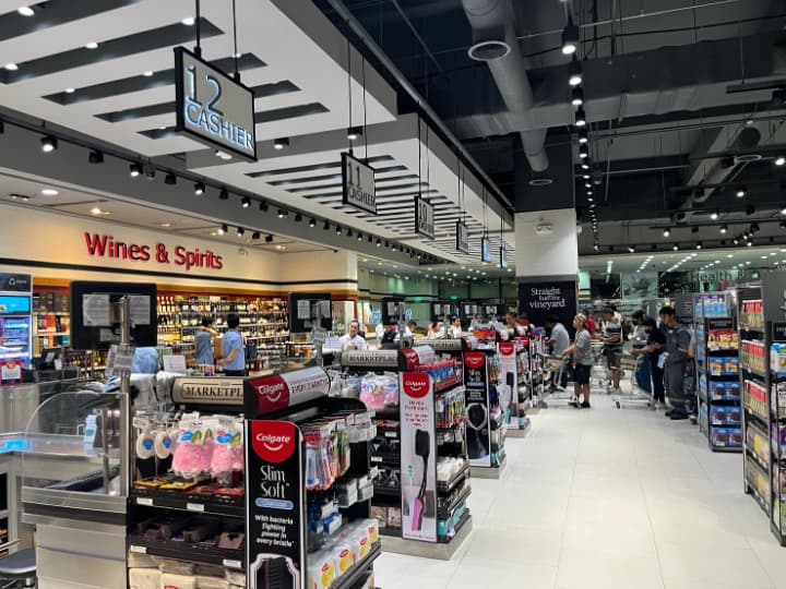 Brilliant Cebuが入るロビンソンガレリアの施設内にあるスーパーマーケット/売店。日用品や食料品が並び、レジに人が並んでいる。