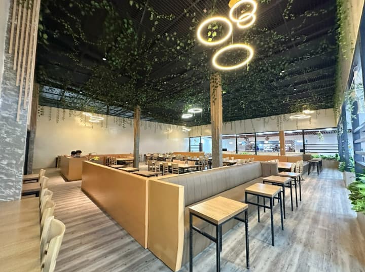 PINESメインキャンパスのカフェテリア