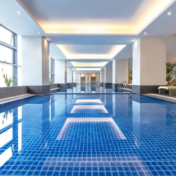 サミットホテルの施設内にある屋内プール。リラックスできる明るい空間。