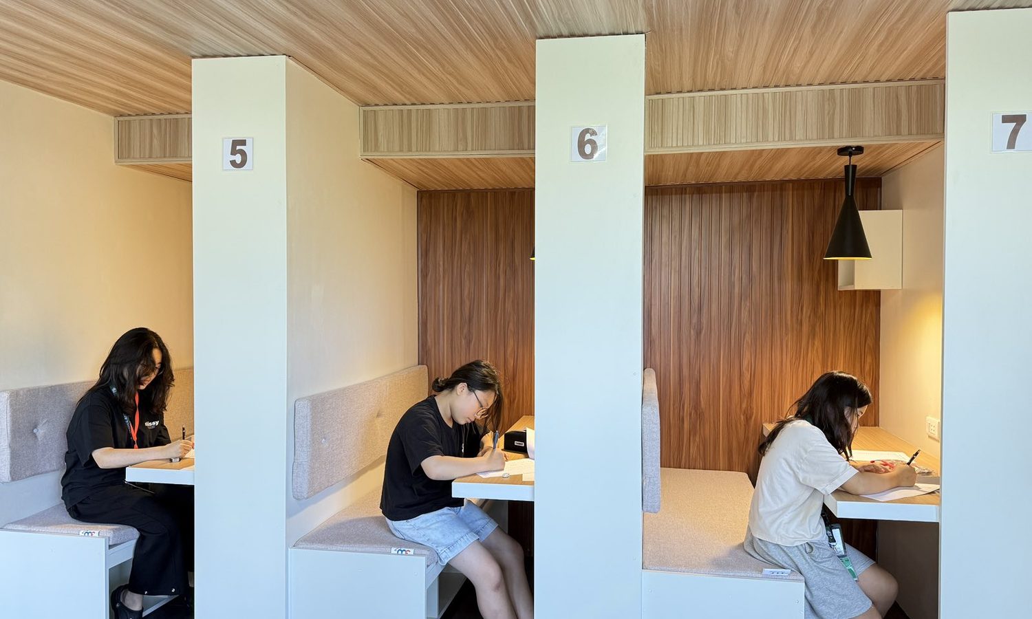 MONOL Mainの自習スペース「study cafe」。番号つきの個別ブースで学生が自習している様子