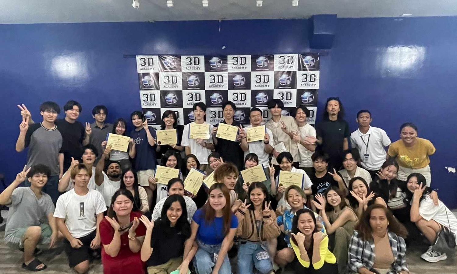 3D Academyの毎週金曜日の卒業式。修了証を持った留学生が集まっている