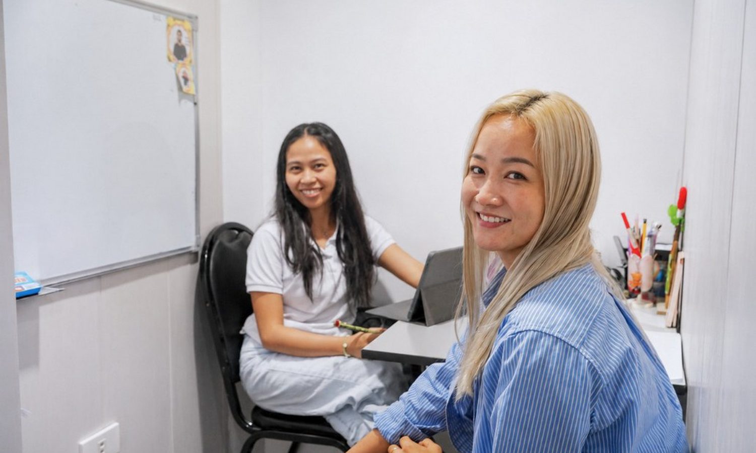 3D Academyのマンツーマン授業。フィリピン人講師と留学生が机をはさんで会話している