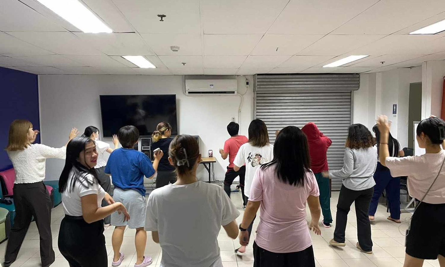 3D Academyの放課後アクティビティ、ズンバダンス。留学生と講師が一緒に踊っている