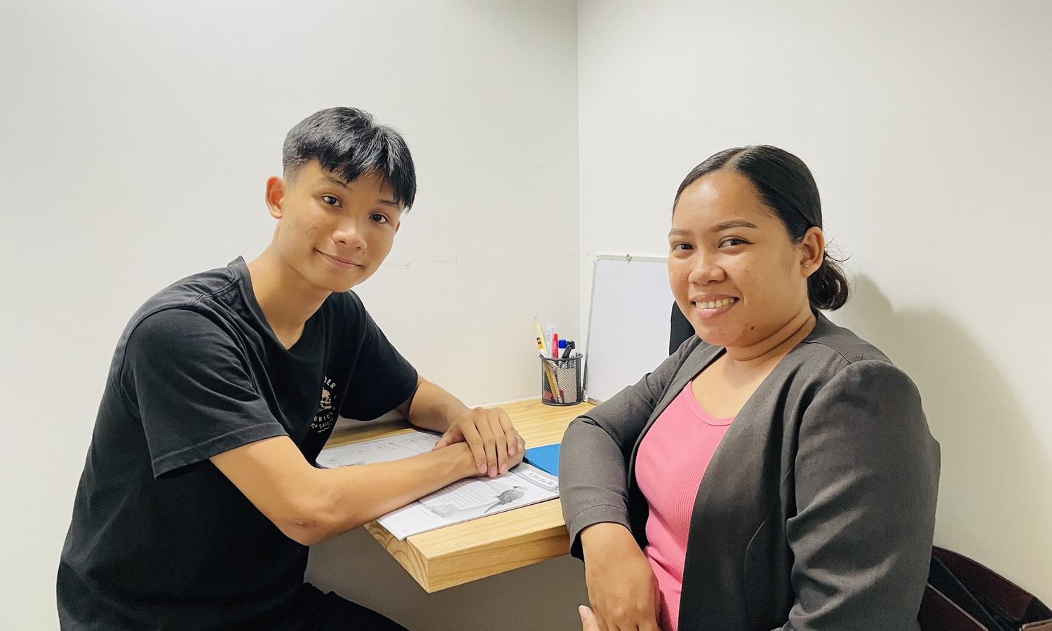 B'Cebuのマンツーマン授業で講師と話す留学生