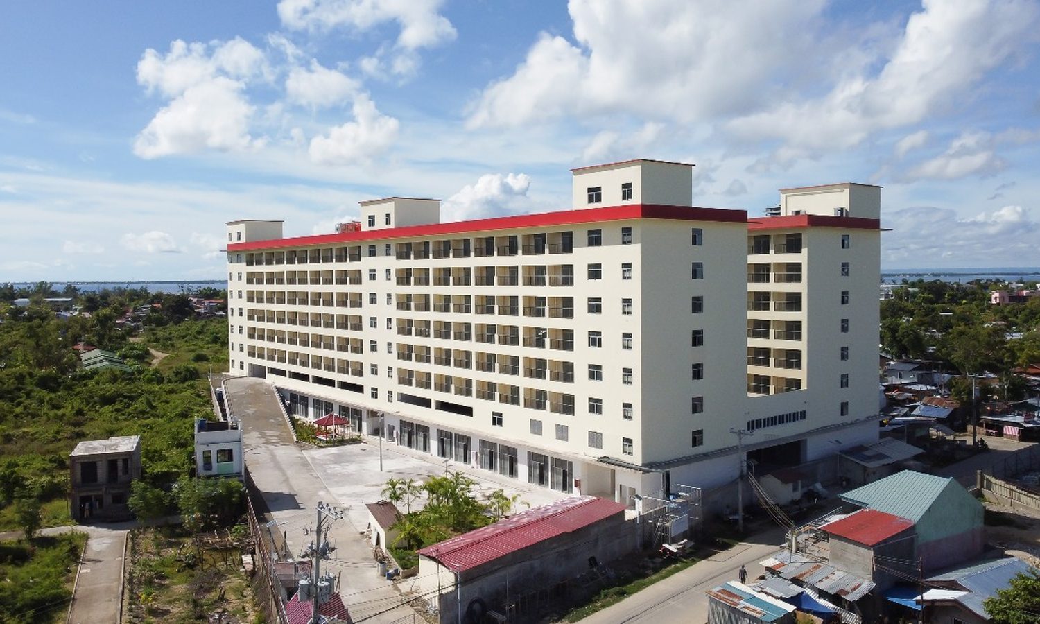 B'Cebuのキャンパスを上空から見たところ。赤い屋根の8階建て