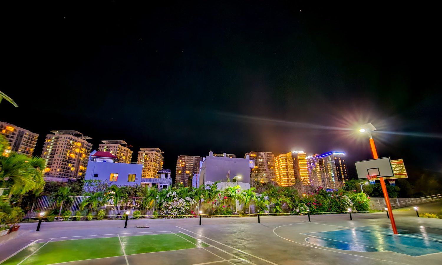 夜のB'Cebuのバスケットボールコートとマクタンニュータウンの夜景
