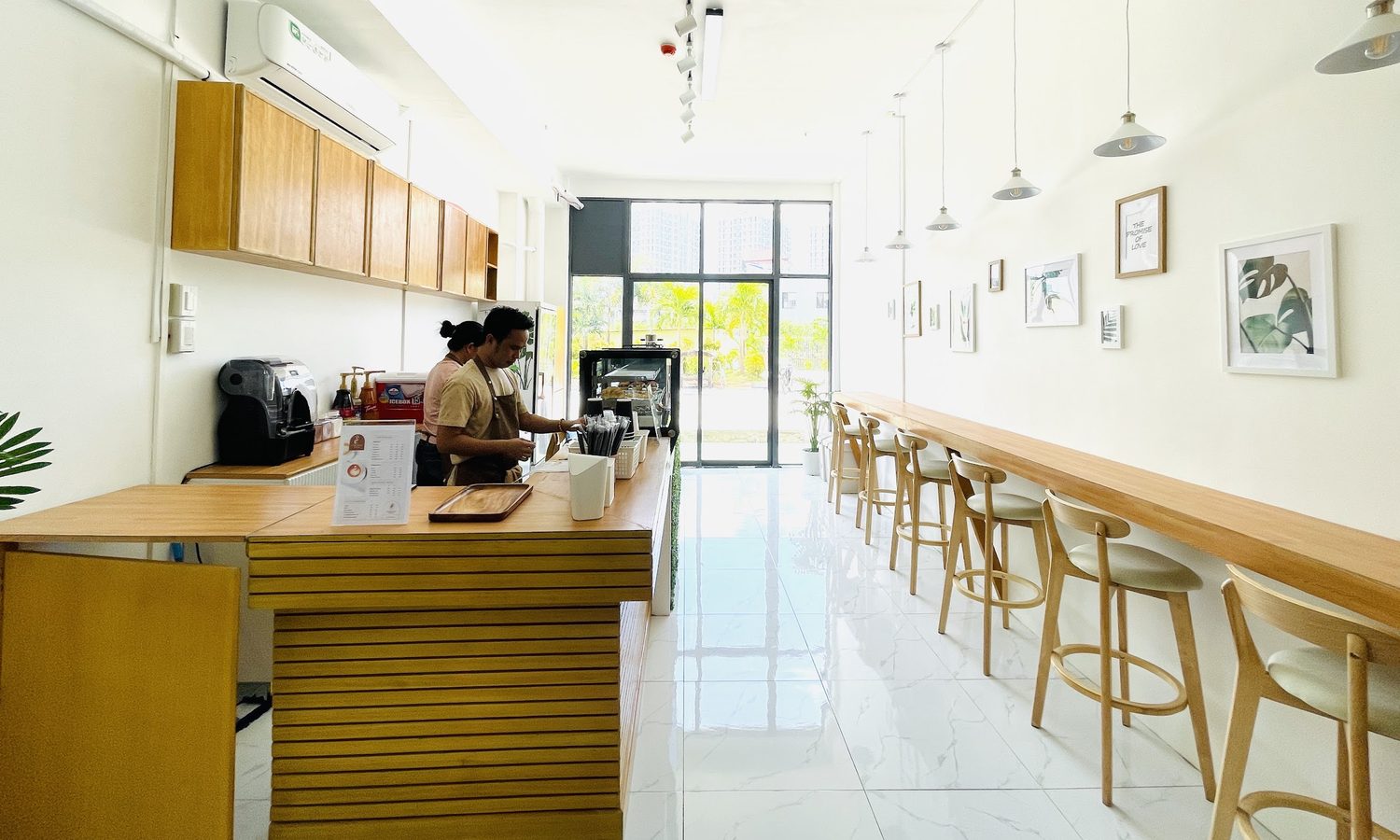 B'Cebu 1階のカフェ「Hola Coffee」の店内