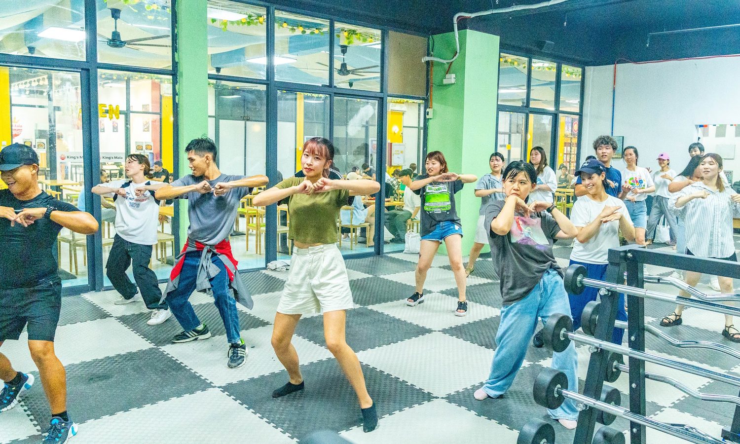 B'Cebuのフィットネスジム。ズンバの時間の様子