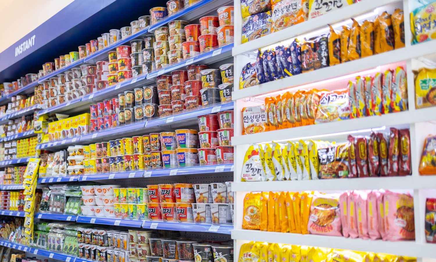 B'Cebu 1階の韓国系スーパー「Hmart」の商品棚