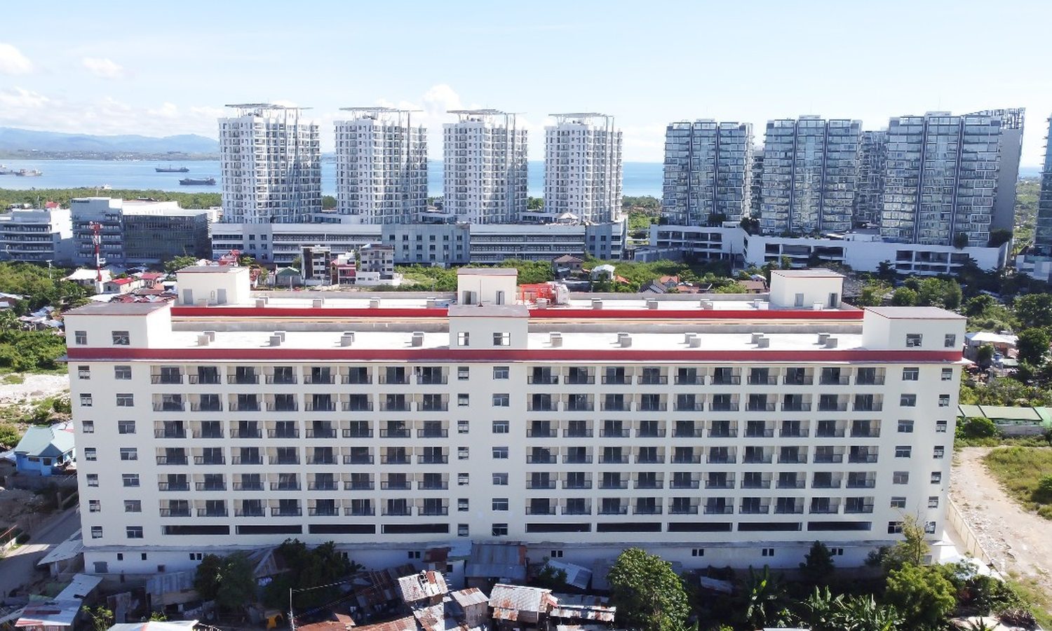 B'Cebuのキャンパス全景。8階建ての建物の向こうにマクタンニュータウンの高層ビルが並ぶ
