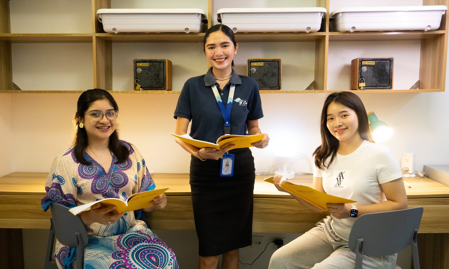 B'Cebuの2+1人部屋で講師と勉強する2人の留学生