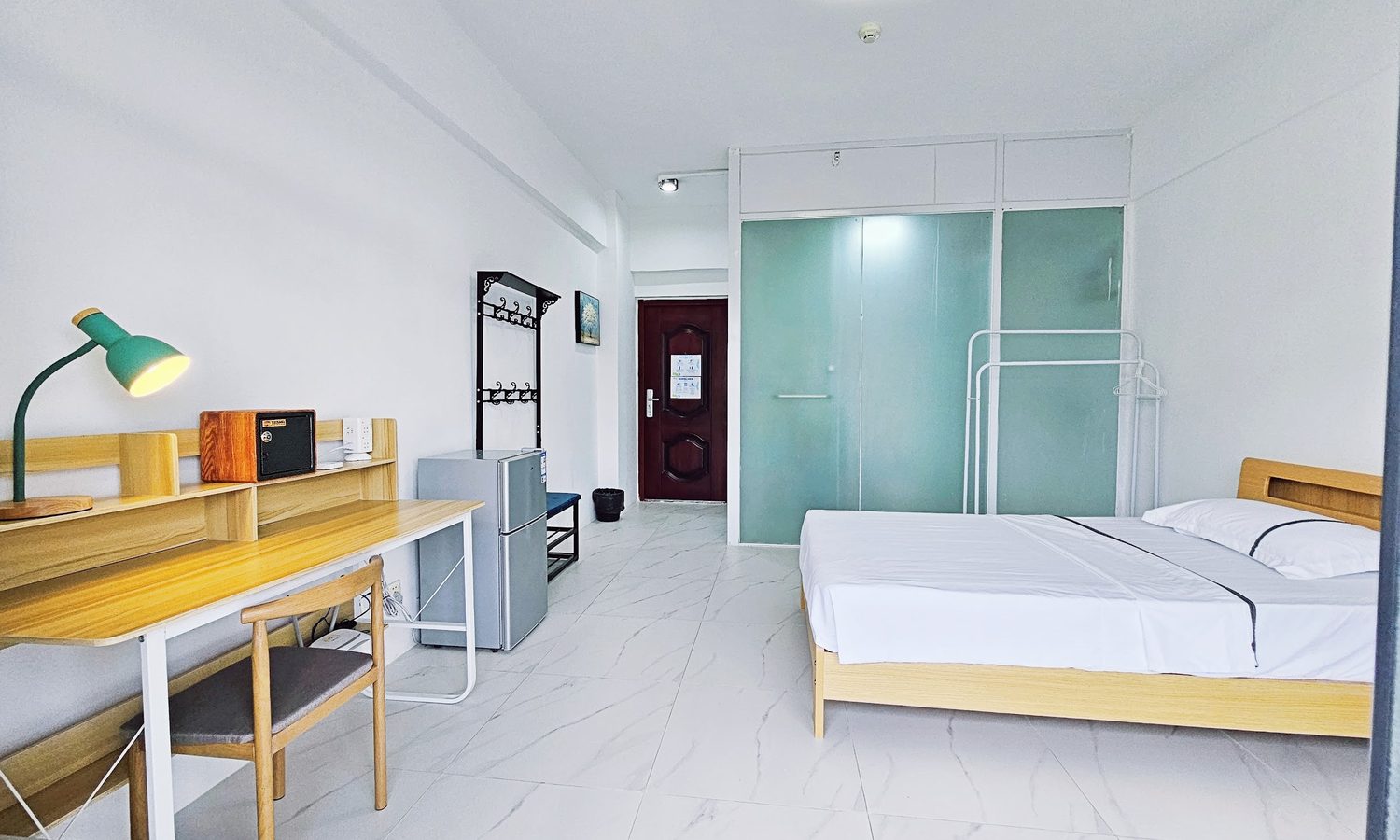 B'Cebuの1人部屋(内向き)。セミダブルベッドと机、冷蔵庫