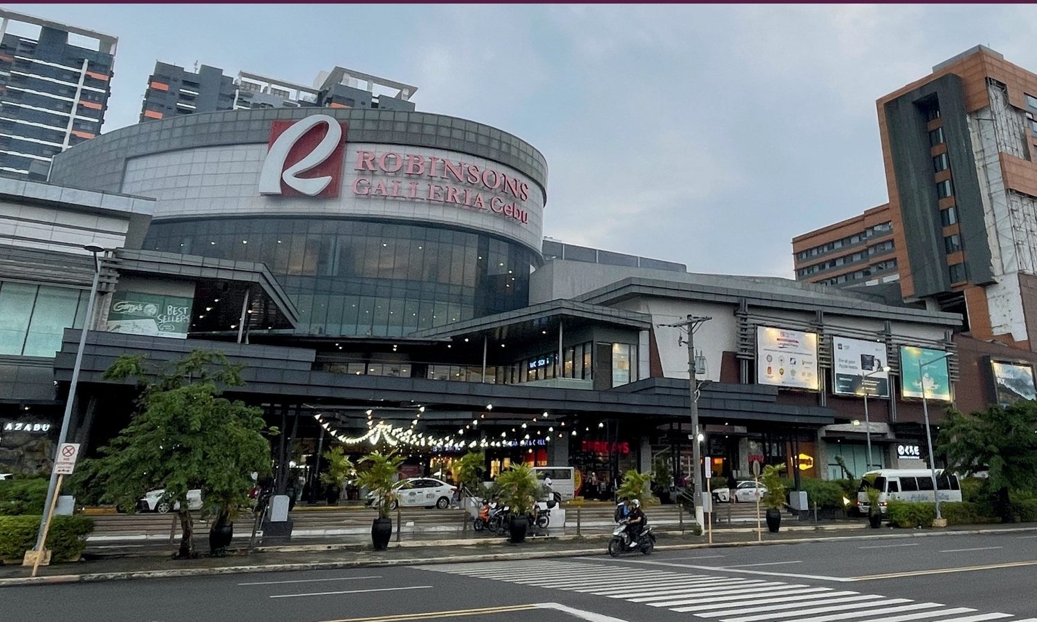 ロビンソンガレリアセブの外観。右奥にBrilliant Cebuの滞在先サミットガレリアホテルの高層棟