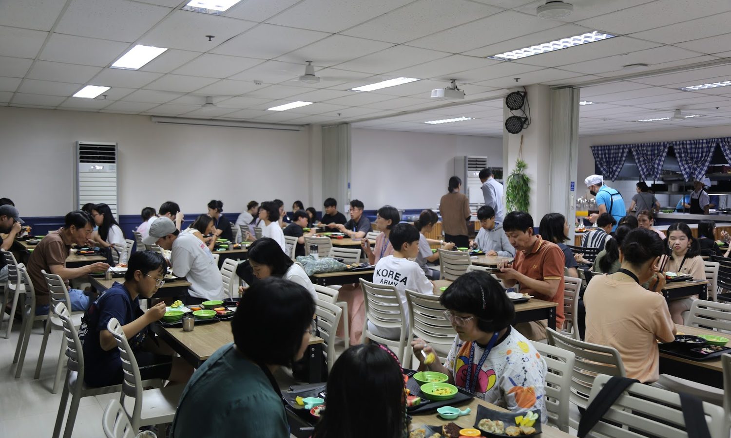 Cebu Blue Oceanのカフェテリアで食事をとる留学生