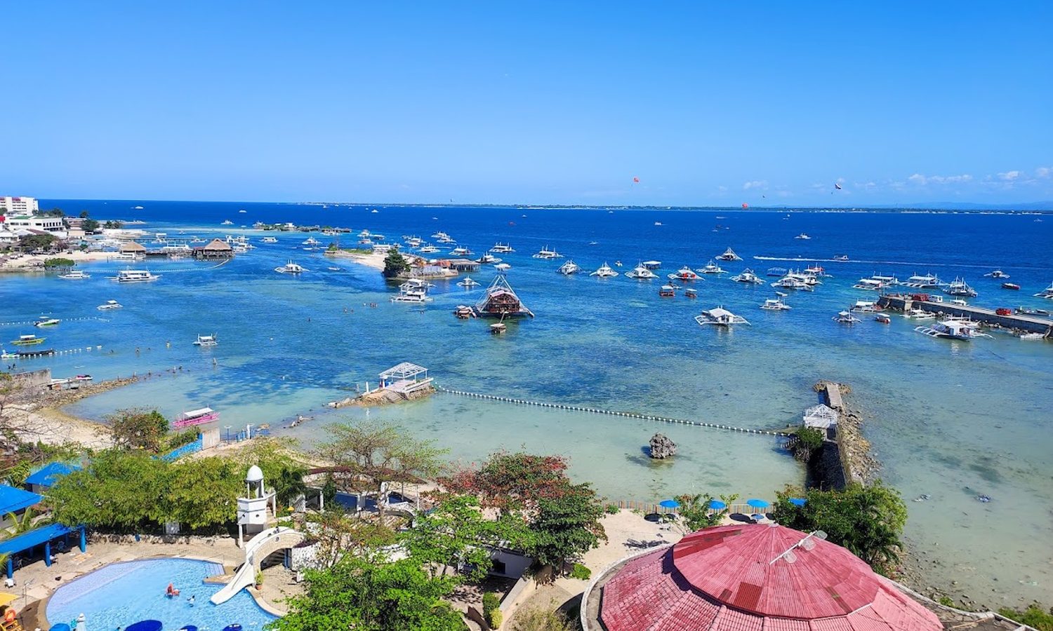 Cebu Blue Oceanの滞在先EGIホテルのプールと目の前の海