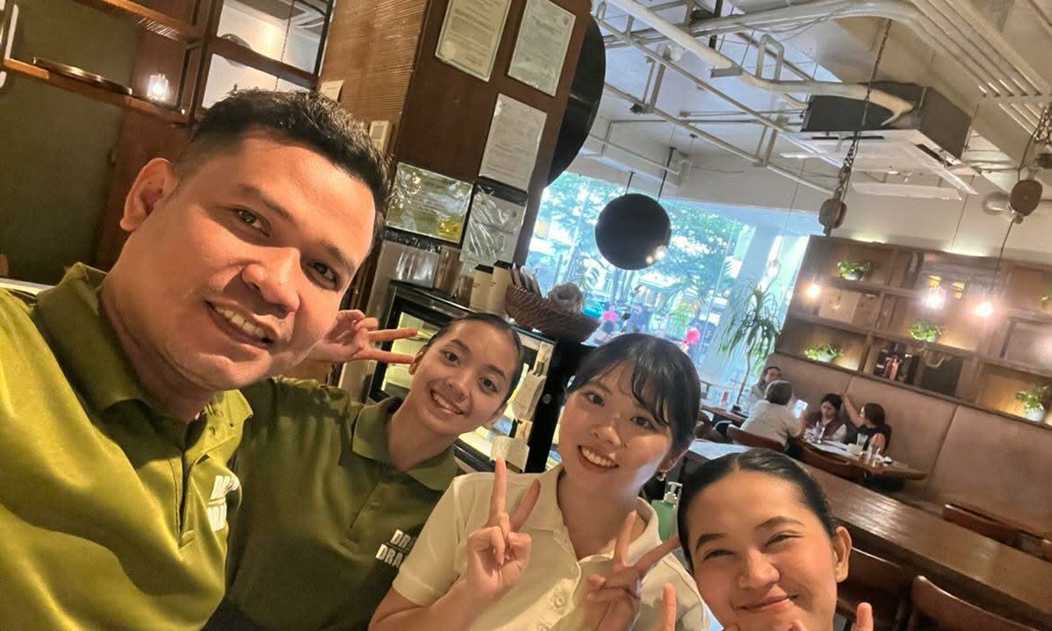 ワーキングホリデーコースのOJTで、セブ市内のカフェで働く学生