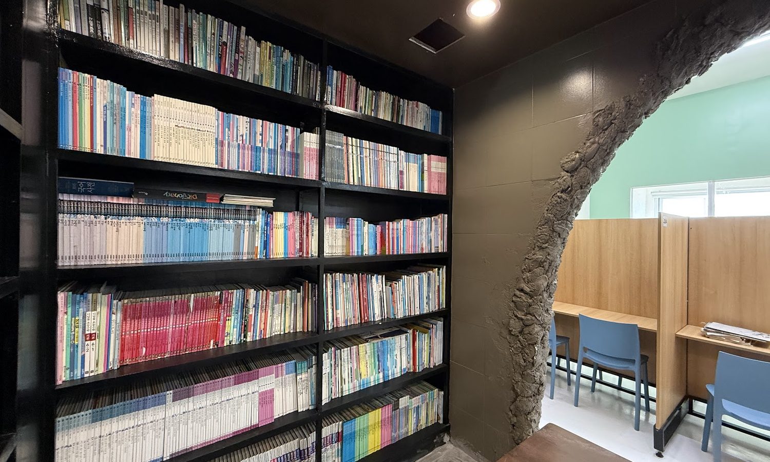 CELLA Premiumの6階ライブラリーの本棚
