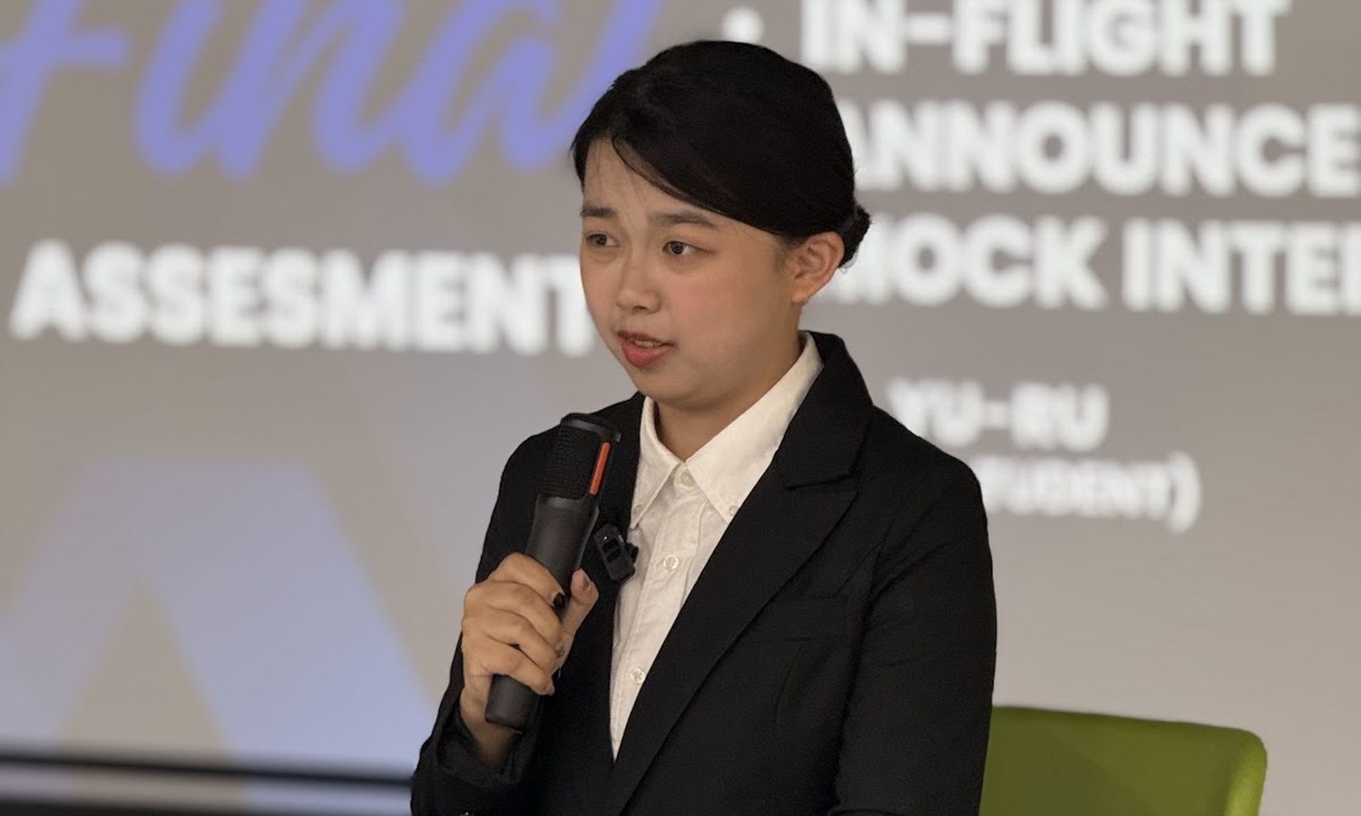 ACE(客室乗務員英語)コースの最終評価で機内アナウンスと模擬面接に臨む学生