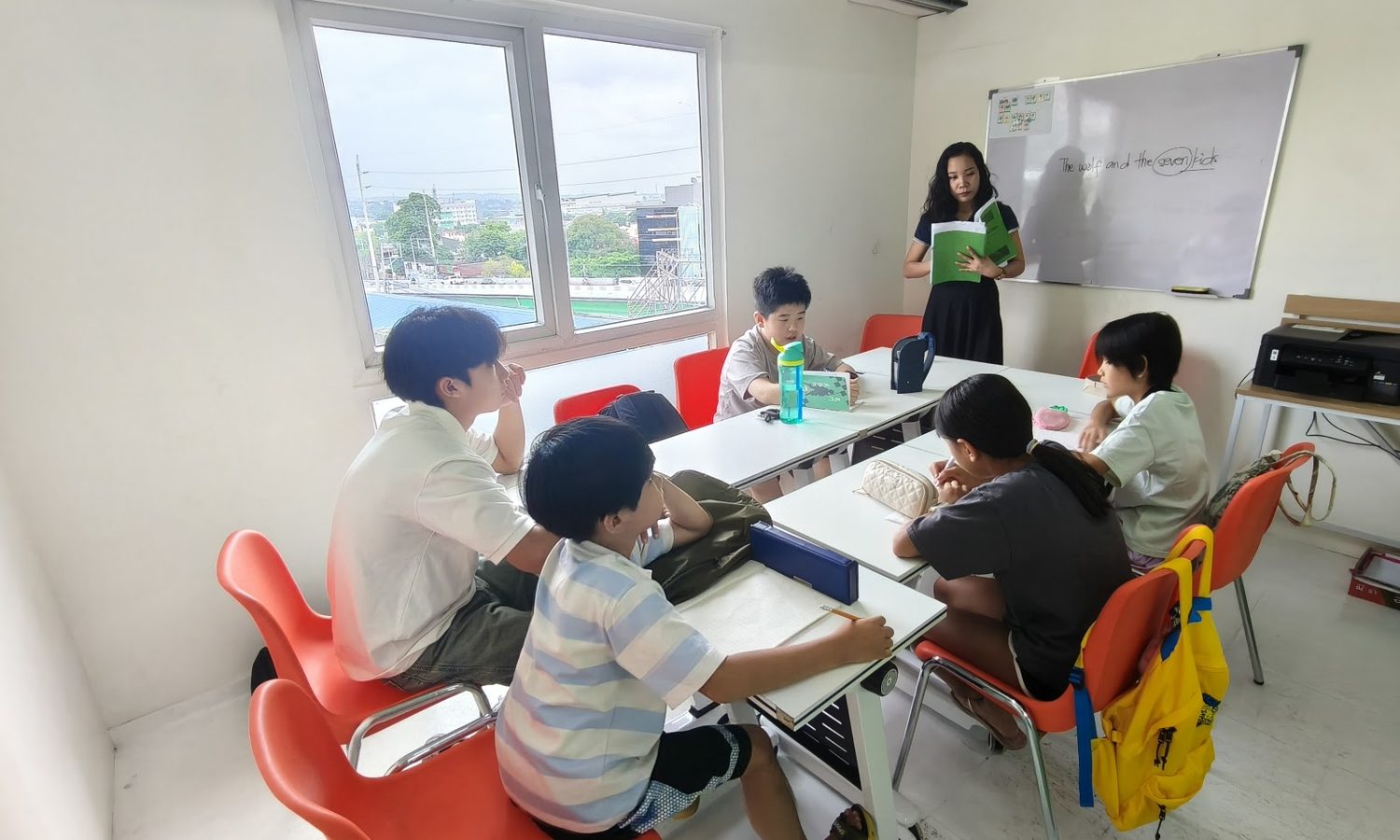 CELLA Premiumの6階ジュニアセンターで授業を受ける子どもたち