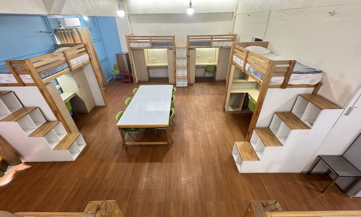 CELLA Premiumの6人部屋。上がベッド、下が机の2段式で、中央にテーブルがある