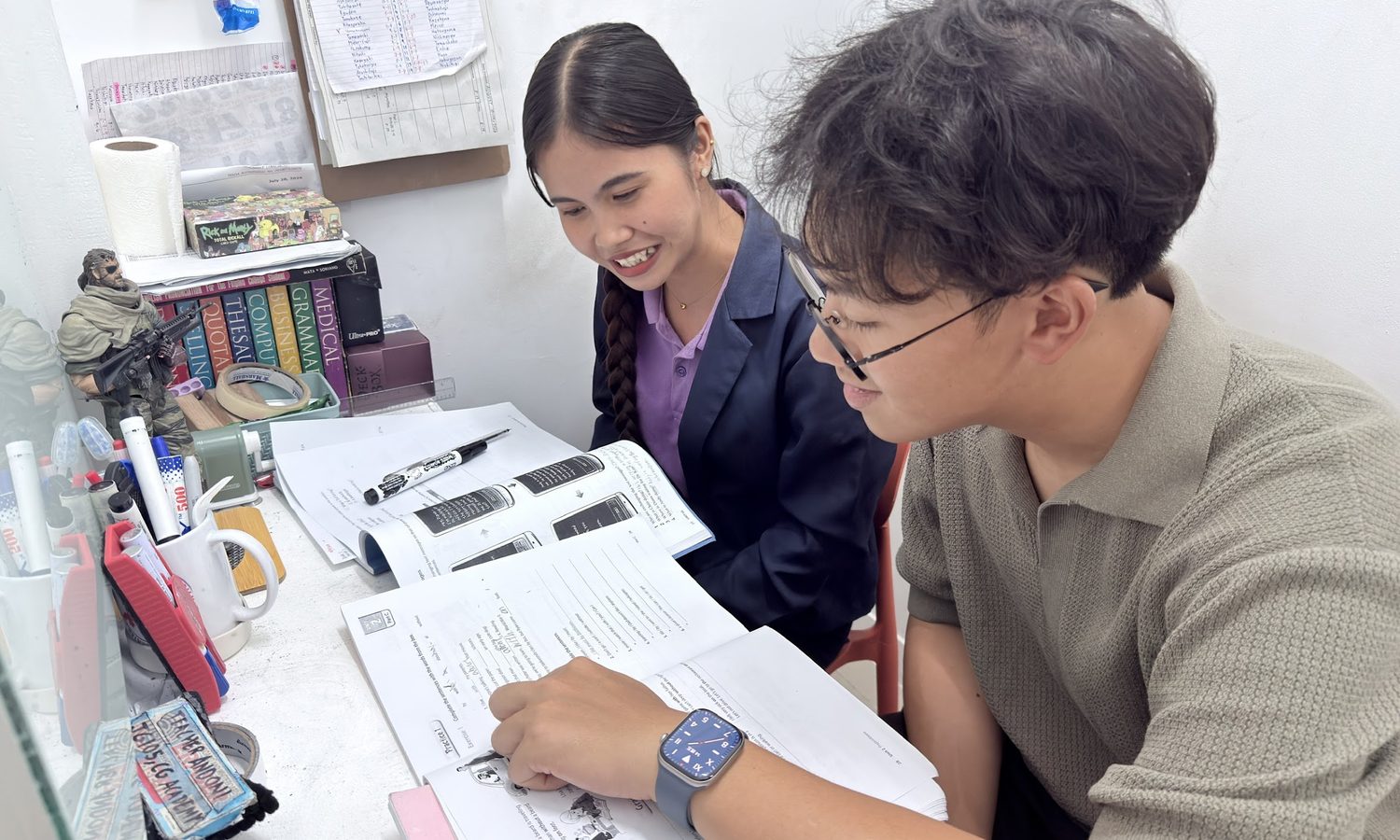 CG バニラッド校のマンツーマン授業。講師と男性の生徒が教材を確認している