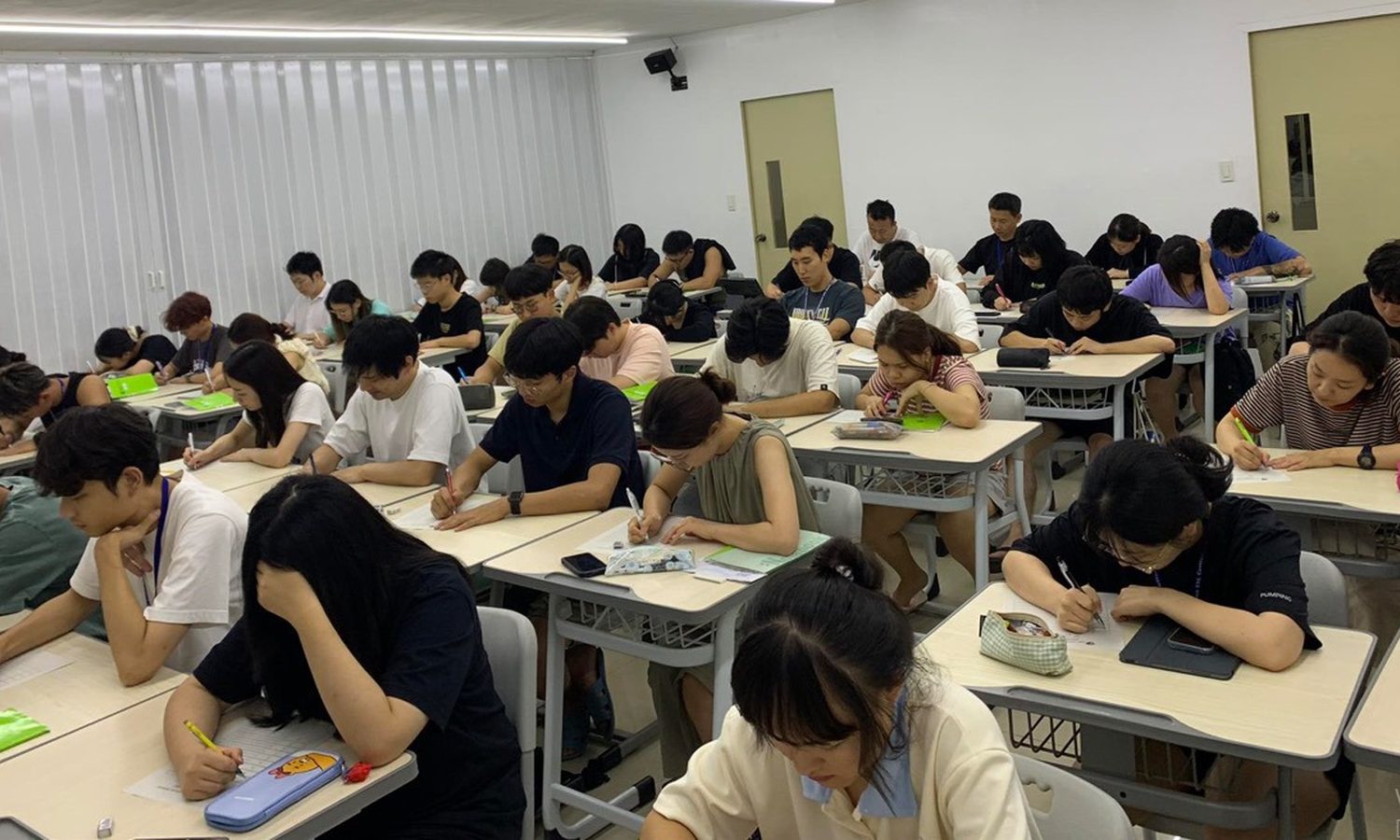 CG スパルタ校の毎日の単語テストを受ける学生たち