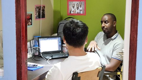 CIPのマンツーマン教室でパソコンを使いながら授業を受ける留学生