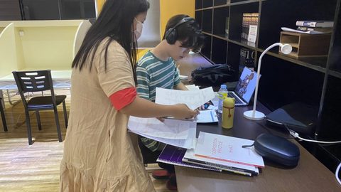 CIPの自習室で講師に質問しながら勉強する留学生